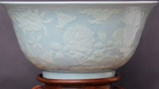 Dọn nhà phát hiện bát sứ cũ, chủ nhà không ngờ đổi đời chỉ sau một đêm