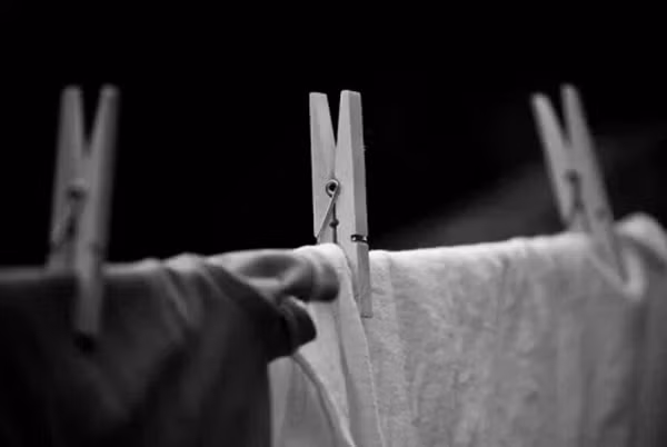 Phơi quần áo ban đêm liệu có thu hút... vong hồn như dân gian quan niệm? (Ảnh minh họa).