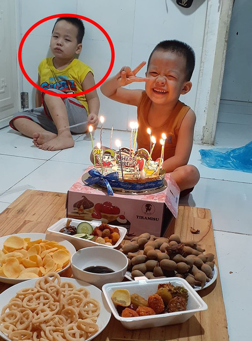 Nhân vật chính rơi nước mắt khi thấy cậu em... Lần lượt cậu bé áo cam...