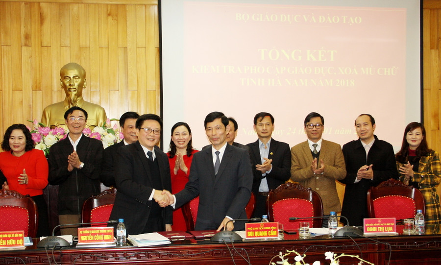 Ông Bùi Quang Cẩm - Tỉnh ủy viên, Phó Chủ tịch UBND tỉnh Hà Nam (hàng đầu, bên phải) trong lễ tổng kết kiểm tra PCGD - XMC của Bộ GD&ĐT Ông Bùi Quang Cẩm - Tỉnh ủy viên, Phó Chủ tịch UBND tỉnh Hà Nam (hàng đầu, bên phải) trong lễ tổng kết kiểm tra PCGD - XMC của Bộ GD&ĐT