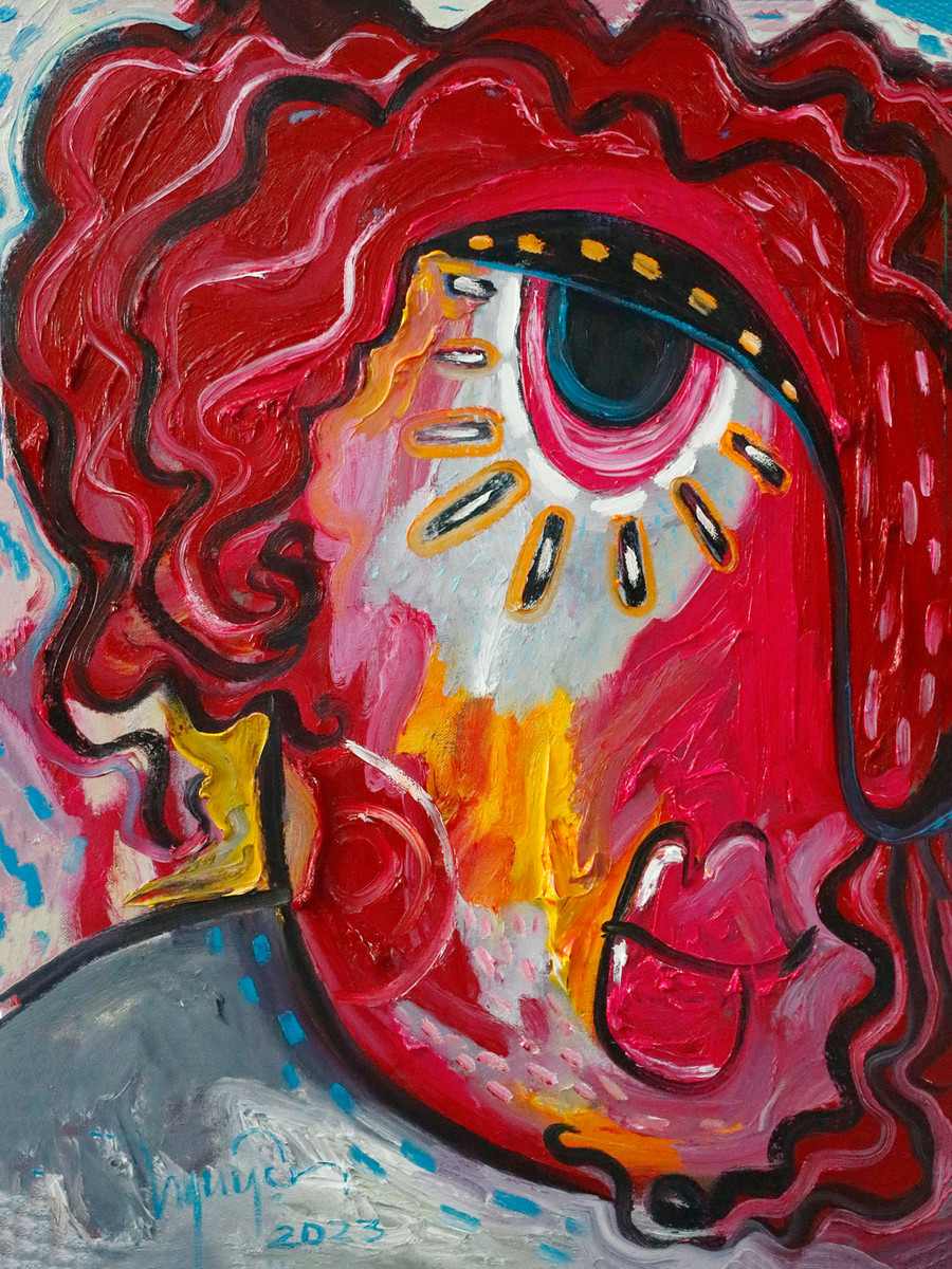 Cô gái tóc hồng.