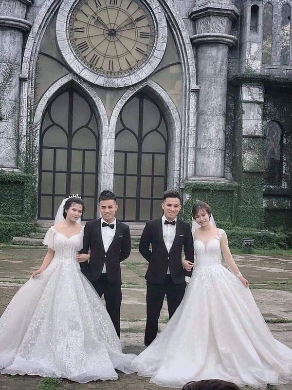 2 cặp đôi cùng chụp ảnh cưới ở 1 địa điểm.