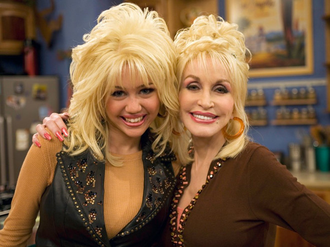 Ngổ ngáo cỡ nào, Miley Cyrus cũng phải khuất phục trước người phụ nữ này ảnh 2 Mẹ đỡ đầu tài năng của