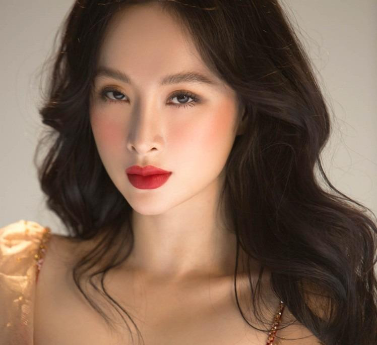 Style “gái ngoan" của Angela Phương Trinh được khen tới tấp