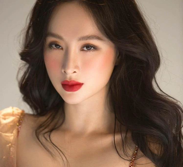 Style “gái ngoan" của Angela Phương Trinh được khen tới tấp