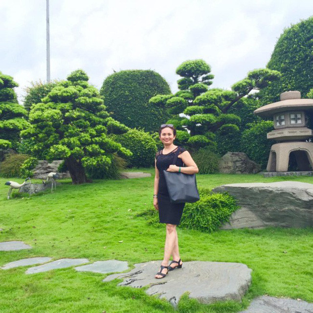 Facebooker Thu Thủy hiện đang sống và làm việc tại TP.HCM cùng gia đình. Với đam mê nấu ăn và chăm sóc gia đình, dù bận rộn công việc nhưng chị Thủy vẫn luôn tìm cách đảm bảo công việc nội trợ cũng như bữa ăn trong gia đình được đầy đủ tươm tất nhất. Trong thời gian sắp tới, aFamily sẽ mang đến bạn rất nhiều món ăn cũng như thực đơn ngon đẹp được chị Thủy giới thiệu, bạn hãy thường xuyên ghé thăm chuyên mục Ăn ngon Khéo tay tại aFamily để không bỏ lỡ những công thức này nhé!