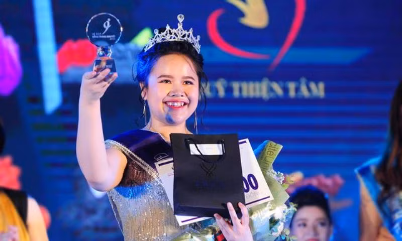 Hương Giang đạt ngôi vị Á khôi Vẻ đẹp Vầng trăng khuyết. Ảnh: Ban tổ chức Vẻ đẹp vầng trăng khuyết cung cấp.