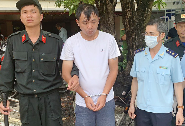 LiuMing Yang đứng xem ma tuý bị khám xét. Ảnh: Quốc Thắng.