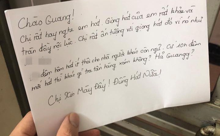 Sáng ra nhận được mẩu giấy ngoài cửa, thanh niên “tái mặt” với nội dung bên trong