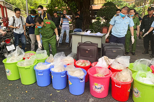 Hàng hoá được giấu trong các thau nhựa khi di chuyển. Ảnh: Quốc Thắng.