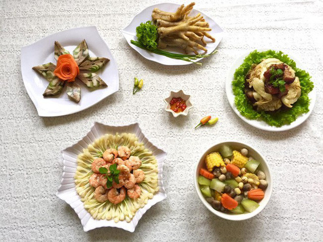 Chỉ ngắm nhìn thôi cũng đủ thấy người Mẹ này đã đầu tư và tỉ mẩn thế nào cho mỗi bữa cơm của gia đình.