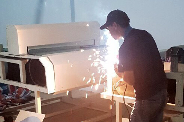 Thợ hàn gia cố máy ép bao bì để Yang và đồng phạm giấu ma tuý vào trong. Ảnh: Hải quan TP HCM.