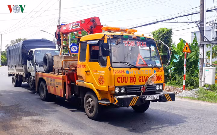 xe tai mat lai dam 4 nha dan ven duong hinh 1