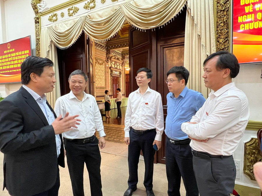 Thứ trưởng Bộ GD&amp;ĐT Nguyễn Hữu Độ trao đổi với đại biểu bên lề hội nghị.