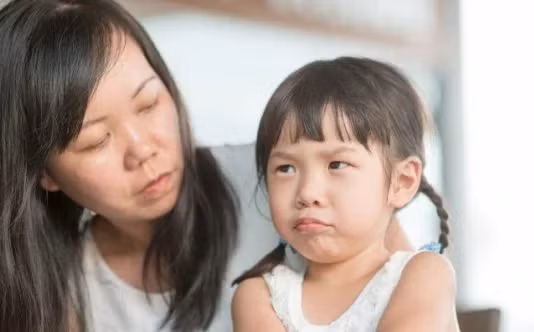 Khi trong nhà có trẻ nhỏ, cha mẹ cần hết sức chú ý đến cách mình cư xử trước mặt con cái. (Ảnh: ITN).