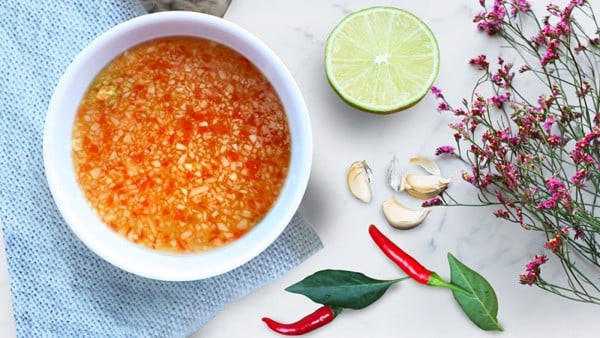 Nước mắm gừng sẽ giúp món vịt luộc thơm đậm đà hương vị. Nước mắm gừng sẽ giúp món vịt luộc thơm đậm đà hương vị.