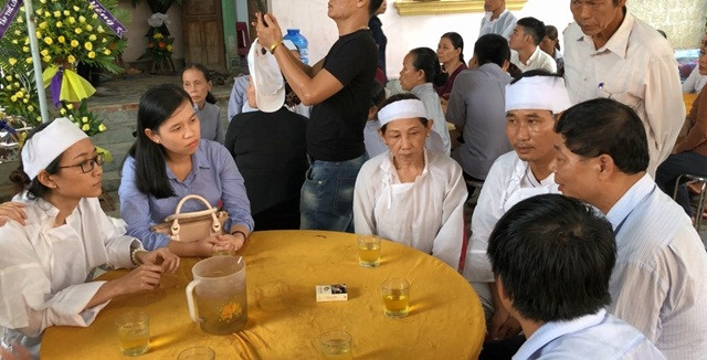 Đại diện Ban giám hiệu Trường ĐH Nguyễn Tất Thành thăm hỏi động viên gia đình em Nguyễn Thị Quỳnh Như