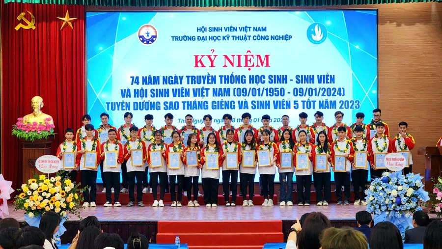 Trường ĐH Kỹ thuật Công nghiệp tuyên dương Sao tháng Giêng và Sinh viên 5 tốt