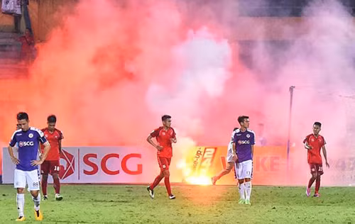 CĐV Hải Phòng ném pháo sáng xuống sân trong trận thua 1-3 trên sân Hàng Đẫy ngày 21/4.