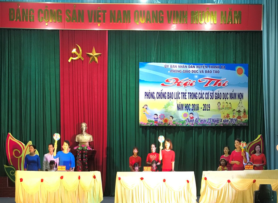 Các đội thi trả lời câu hỏi trắc nghiệm về kiến thức phòng, chống bạo lực trẻ Các đội thi trả lời câu hỏi trắc nghiệm về kiến thức phòng, chống bạo lực trẻ