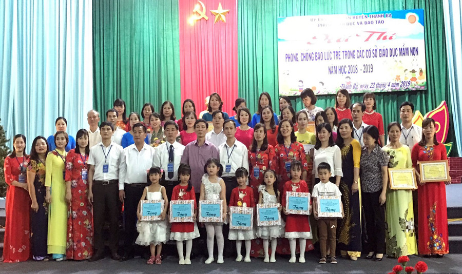 Các đại biểu chụp ảnh lưu niệm cùng các đội chơi Các đại biểu chụp ảnh lưu niệm cùng các đội chơi