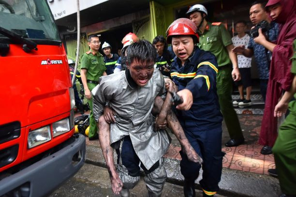 Tác phẩm giải Ba: "Giải cứu nạn nhân" - tác giả Phạm Quyết Thắng. Tác phẩm giải Ba: "Giải cứu nạn nhân" - tác giả Phạm Quyết Thắng.