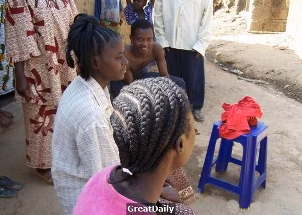 Ai cũng giật mình tưởng hàng chục con sâu ngoe nguẩy trên đầu cậu bé, lại gần mới bật cười - Ảnh 8.