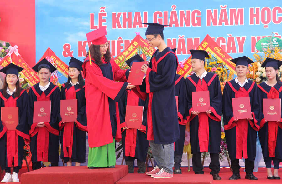 PGS. TS Hoàng Thị Minh Phương - Hiệu trưởng nhà trường trao bằng tốt nghiệp cho những sinh viên xuất sắc. PGS. TS Hoàng Thị Minh Phương - Hiệu trưởng nhà trường trao bằng tốt nghiệp cho những sinh viên xuất sắc.