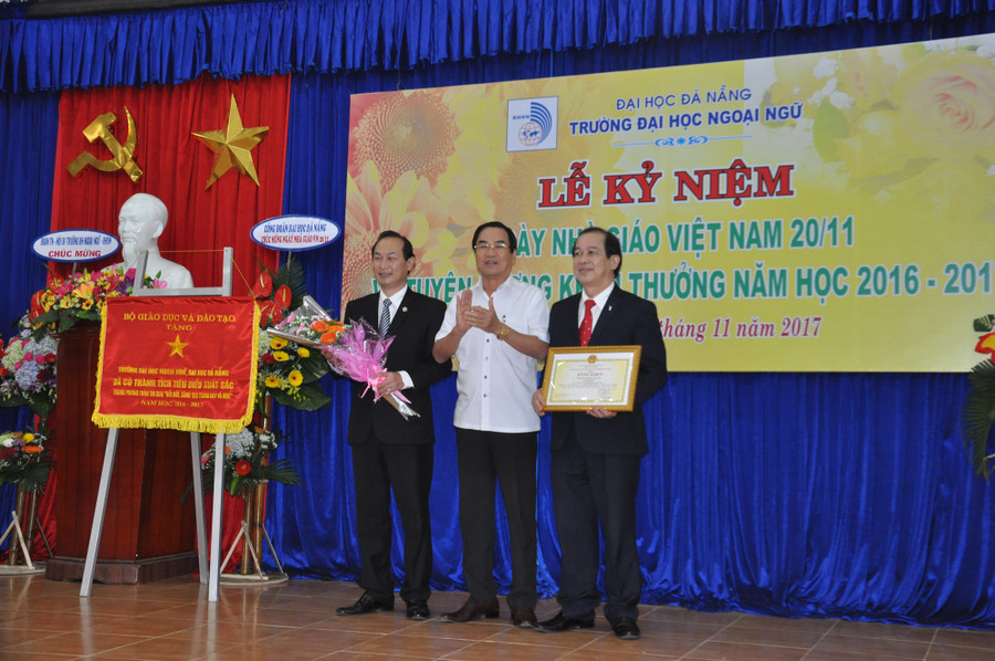 Chủ tịch UBND TP. Đà Nẵng tặng bằng khen cho tập thể nhà trường về công tác đối ngoại nhân dân giai đoạn 2007-2017.