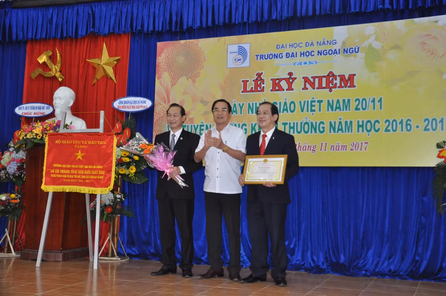 Chủ tịch UBND TP. Đà Nẵng tặng bằng khen cho tập thể nhà trường về công tác đối ngoại nhân dân giai đoạn 2007-2017.