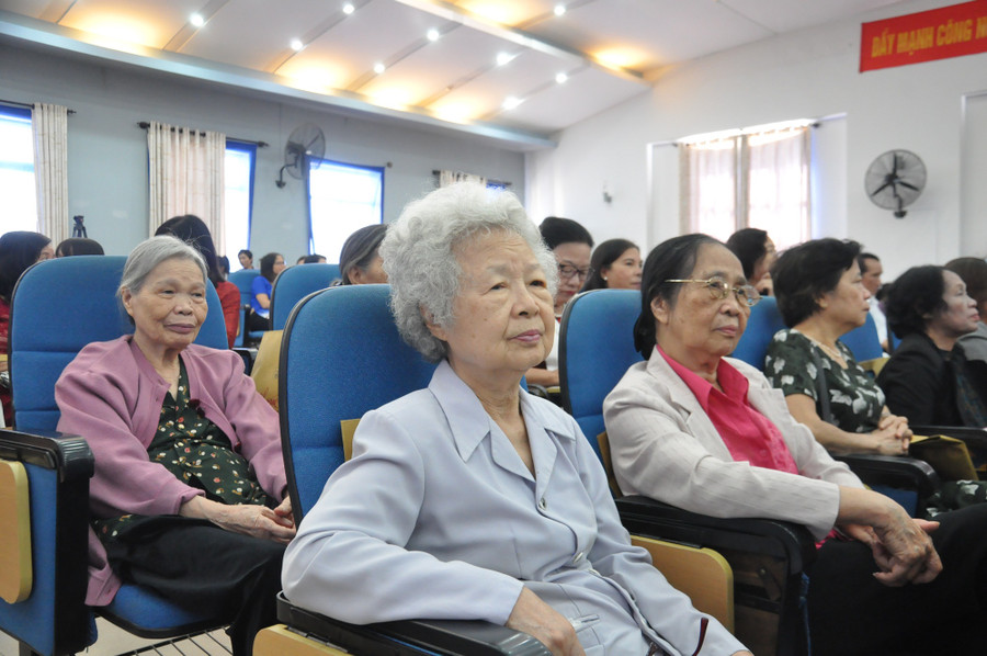 Lễ kỷ niệm diễn ra trong không khí trang trọng, ấp áp, vui tươi.