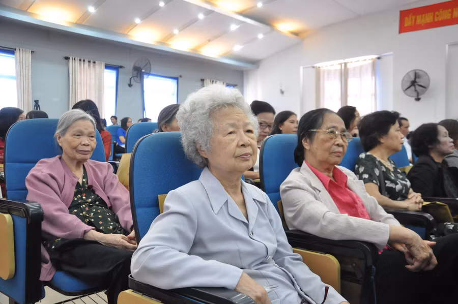 Lễ kỷ niệm diễn ra trong không khí trang trọng, ấp áp, vui tươi.