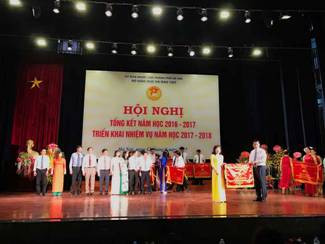 Chủ tịch UBND Thành phố Hà Nội trao cờ đơn vị thi đua xuất sắc dẫn đầu khối THPT của Thành phố Hà Nội cho Trường THPT Cầu Giấy Chủ tịch UBND Thành phố Hà Nội trao cờ đơn vị thi đua xuất sắc dẫn đầu khối THPT của Thành phố Hà Nội cho Trường THPT Cầu Giấy