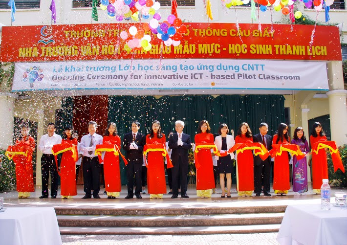 Tổng lãnh sự Hàn Quốc tại Việt Nam, Thứ trưởng Bộ Giáo dục và Đào tạo Việt Nam, Thứ trưởng Bộ Giáo dục Hàn Quốc, Cục trưởng Cục Hợp tác Quốc tế, Giám đốc Sở Giáo dục và Đào tạo Hà Nội, Chủ tịch UBND quận Cầu Giấy và Hiệu trưởng trường THPT Cầu Giấy cắt băng khai trương lớp học sáng tạo ứng dụng CNTT Tổng lãnh sự Hàn Quốc tại Việt Nam, Thứ trưởng Bộ Giáo dục và Đào tạo Việt Nam, Thứ trưởng Bộ Giáo dục Hàn Quốc, Cục trưởng Cục Hợp tác Quốc tế, Giám đốc Sở Giáo dục và Đào tạo Hà Nội, Chủ tịch UBND quận Cầu Giấy và Hiệu trưởng trường THPT Cầu Giấy cắt băng khai trương lớp học sáng tạo ứng dụng CNTT