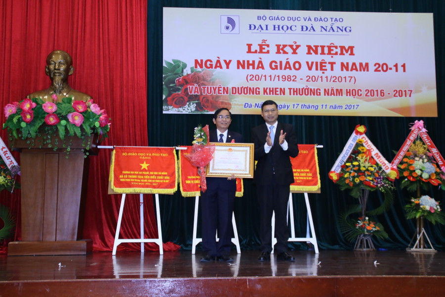 Nhà giáo ưu tú, GS.TS. Lê Kim Hùng – Hiệu trưởng Trường ĐH Bách khoa (ĐH Đà Nẵng) vinh dự được Chủ tịch nước trao tặng Huân chương Lao động hạng Nhì.