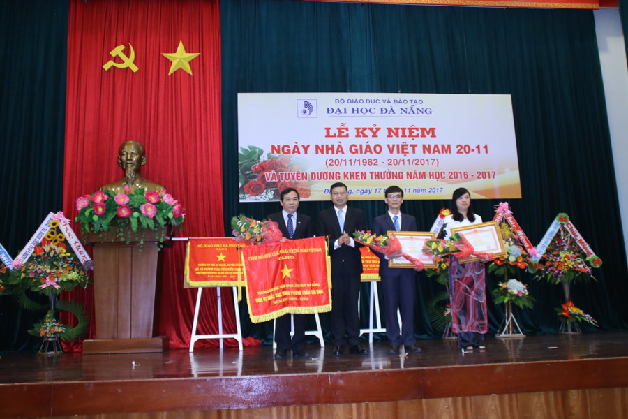 Bộ GD&ĐT trao tặng Cờ thi đua cho nhiều tập thể có nhiều thành tích đóng góp cho sự phát triển của ĐH Đà Nẵng và ngành GD&ĐT.