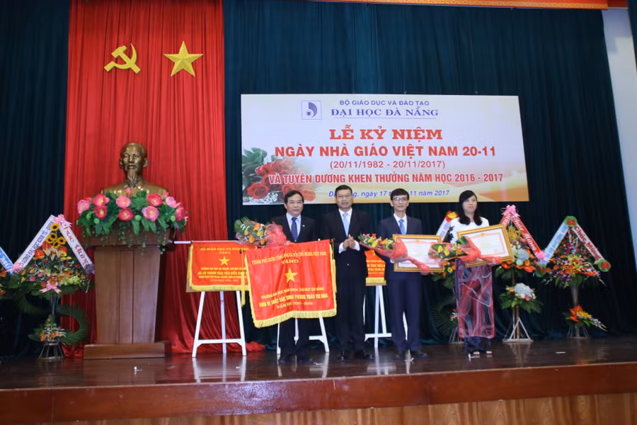 Bộ GD&ĐT trao tặng Cờ thi đua cho nhiều tập thể có nhiều thành tích đóng góp cho sự phát triển của ĐH Đà Nẵng và ngành GD&ĐT.