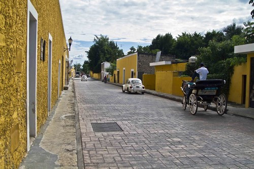 Izamal, Mexico: Chính thức được tuyên bố là “Thành phố ma thuật” luôn ngập tràn màu nắng với những ngôi nhà sơn màu vàng. Thành phố mang lại cảm giác ấm áp trong mọi điều kiện thời tiết. Những con đường đá cuội nối liền các nhà thờ bằng đá vôi và các tòa nhà chính phủ. Nhà thờ San Antonio de Padua từ thế kỷ 16 thu hút khách thập phương bởi những câu chuyện lịch sử và thần thoại. Izamal, Mexico: Chính thức được tuyên bố là “Thành phố ma thuật” luôn ngập tràn màu nắng với những ngôi nhà sơn màu vàng. Thành phố mang lại cảm giác ấm áp trong mọi điều kiện thời tiết. Những con đường đá cuội nối liền các nhà thờ bằng đá vôi và các tòa nhà chính phủ. Nhà thờ San Antonio de Padua từ thế kỷ 16 thu hút khách thập phương bởi những câu chuyện lịch sử và thần thoại.