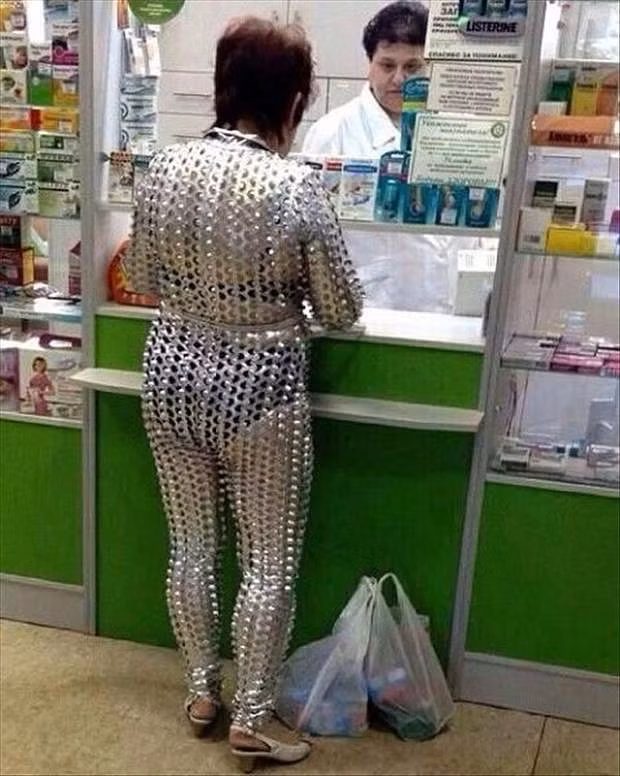 Khi thời trang bị biến thành tội ác khiến người khác phải bịt mắt quay lưng, lập tức bỏ chạy - Hình 10
