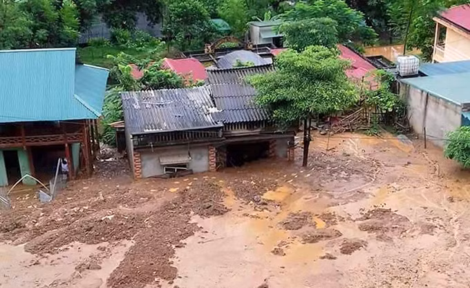 Nhiều nhà dân ở bản Co Me, xã Trung Sơn ngập trong bùn đất.