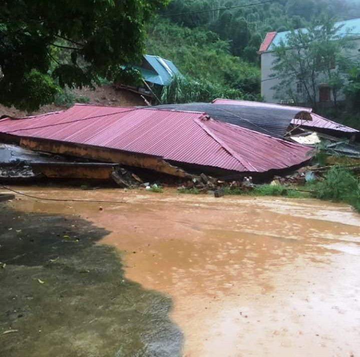 Trường Tiểu học Trung Sơn (huyện Quan Hóa, Thanh Hóa) bị đổ sập vào sáng 30/8. Trường Tiểu học Trung Sơn (huyện Quan Hóa, Thanh Hóa) bị đổ sập vào sáng 30/8.