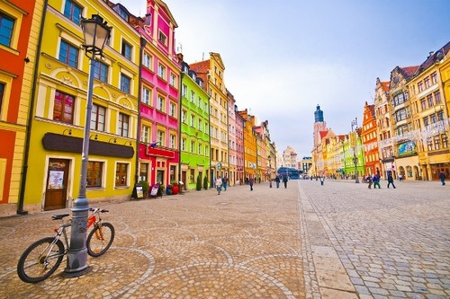 Wroclaw, Ba Lan: Vốn là một trong những thành phố lộng lẫy nhất Ba Lan, nơi đây còn được biết đến là một địa điểm thu hút khách du lịch vô cùng lớn với hàng trăm cây cầu trong thành phố. Wroclaw, Ba Lan: Vốn là một trong những thành phố lộng lẫy nhất Ba Lan, nơi đây còn được biết đến là một địa điểm thu hút khách du lịch vô cùng lớn với hàng trăm cây cầu trong thành phố.
