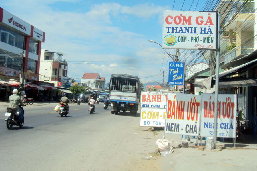 Bảng hiệu quán hàng kinh doanh lấn cả ra lòng đường Bảng hiệu quán hàng kinh doanh lấn cả ra lòng đường