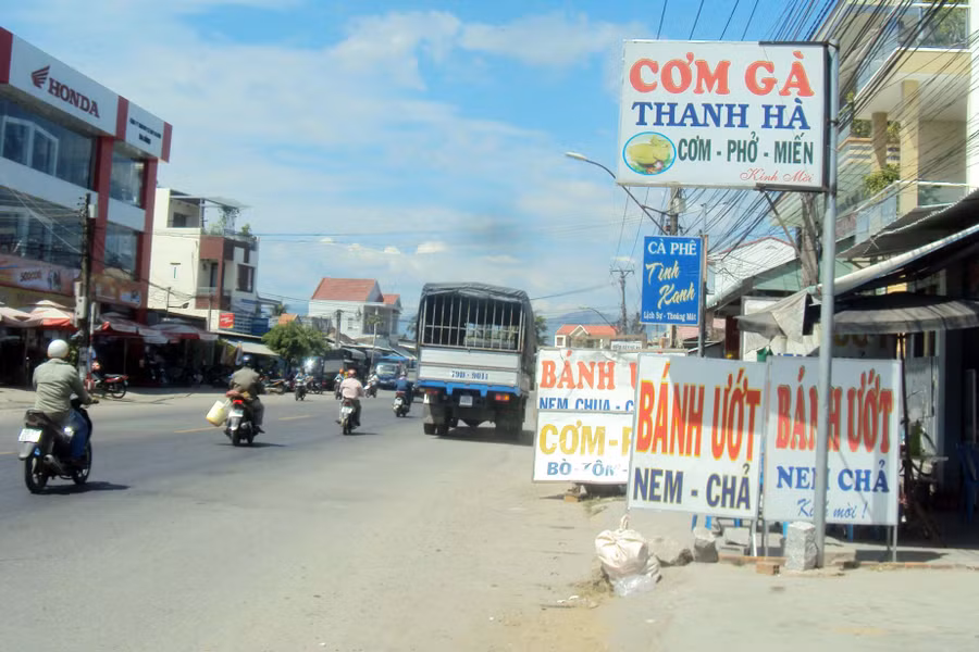 Bảng hiệu quán hàng kinh doanh lấn cả ra lòng đường