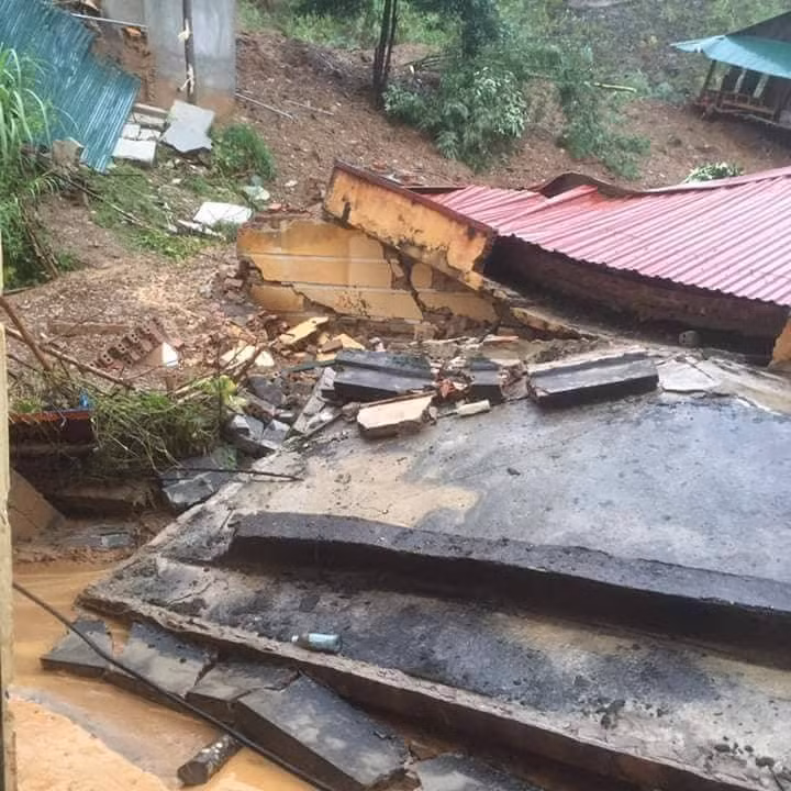 Toàn bộ mái tôn của ngôi trường bị sập hoàn toàn.