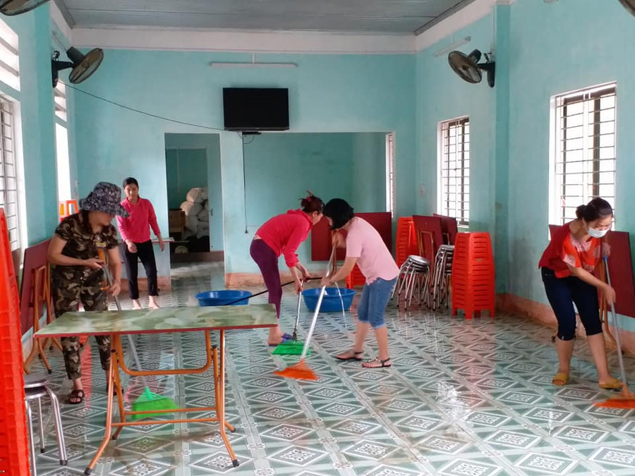 Các cô giáo Trường PT Dân tộc Bán trú Tiểu học Quản Bạ (Hà Giang) vệ sinh trường, lớp đón học sinh Các cô giáo Trường PT Dân tộc Bán trú Tiểu học Quản Bạ (Hà Giang) vệ sinh trường, lớp đón học sinh