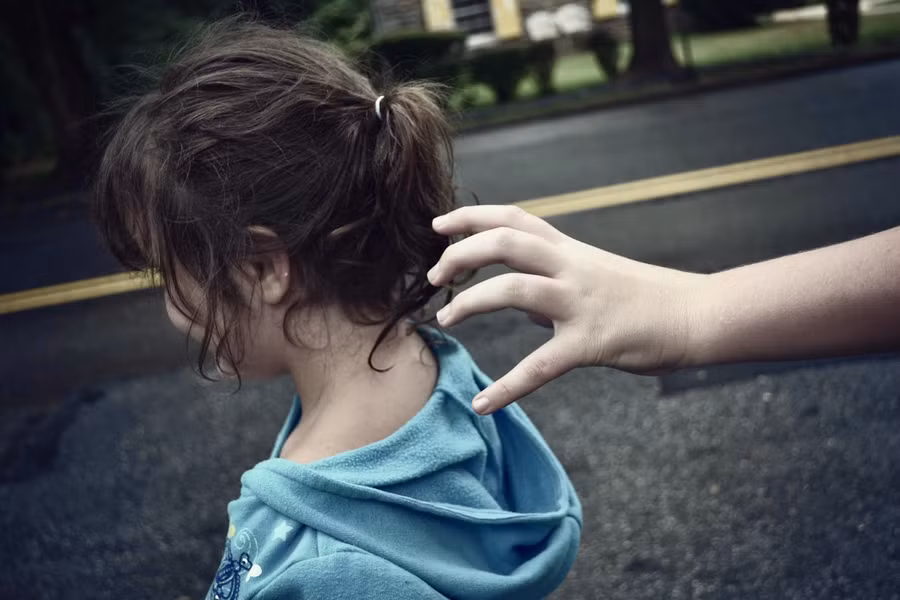 Rèn luyện kỹ năng giao tiếp cho bé tiểu học với những người xung quanh