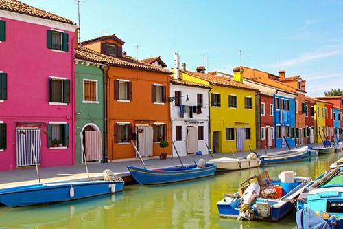 Burano Island, Italy: Burano là một trong 4 hòn đảo xinh đẹp thuộc thành phố Venice (Italy). Những đường phố, kênh đào ở đây nối liền những ngôi nhà rực rỡ và các bức tường đầy các hình vẽ. Những ngôi nhà ở đây được sơn màu một cách có sắp xếp, chủ sở hữu ngôi nhà muốn được sơn màu nhà đều phải có sự xin phép của chính quyền. Burano Island, Italy: Burano là một trong 4 hòn đảo xinh đẹp thuộc thành phố Venice (Italy). Những đường phố, kênh đào ở đây nối liền những ngôi nhà rực rỡ và các bức tường đầy các hình vẽ. Những ngôi nhà ở đây được sơn màu một cách có sắp xếp, chủ sở hữu ngôi nhà muốn được sơn màu nhà đều phải có sự xin phép của chính quyền.