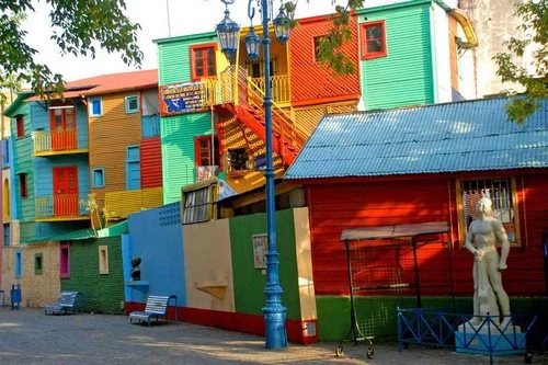 Buenos Aires, Argentina: Được biết đến như là một bảo tàng ngoài trời, khi khách du lịch đi bộ xuống đường phố có thể dễ dàng ngắm nhìn những tác phẩm nghệ thuật hay những tác phẩm graffiti.