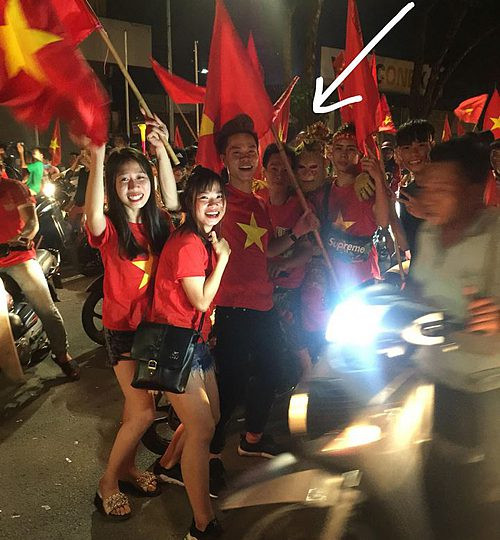 Tôn Ngộ Không xuống đường mừng chiến thắng của Olympic Việt Nam ảnh 4 Tôn Ngộ Không xuống đường mừng chiến thắng của Olympic Việt Nam - Hình 4